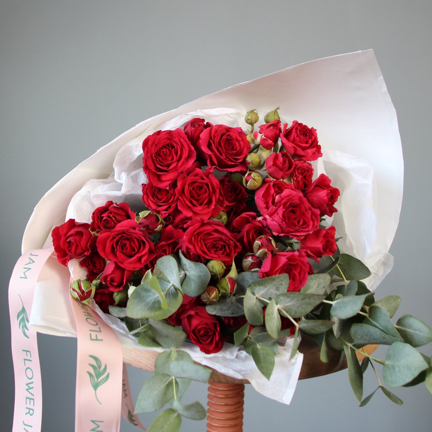 red roses delivery in Genoa