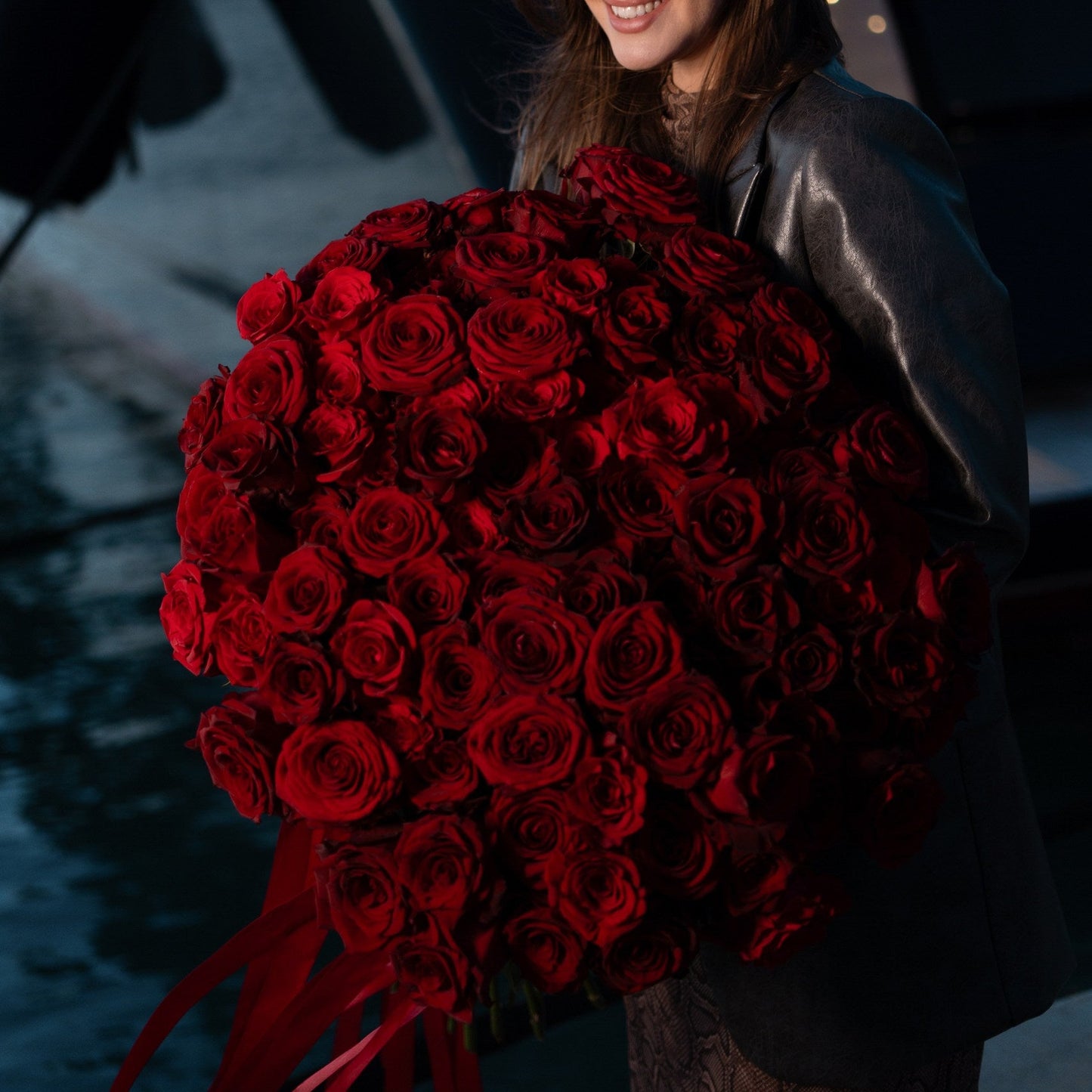 women and red roses genova