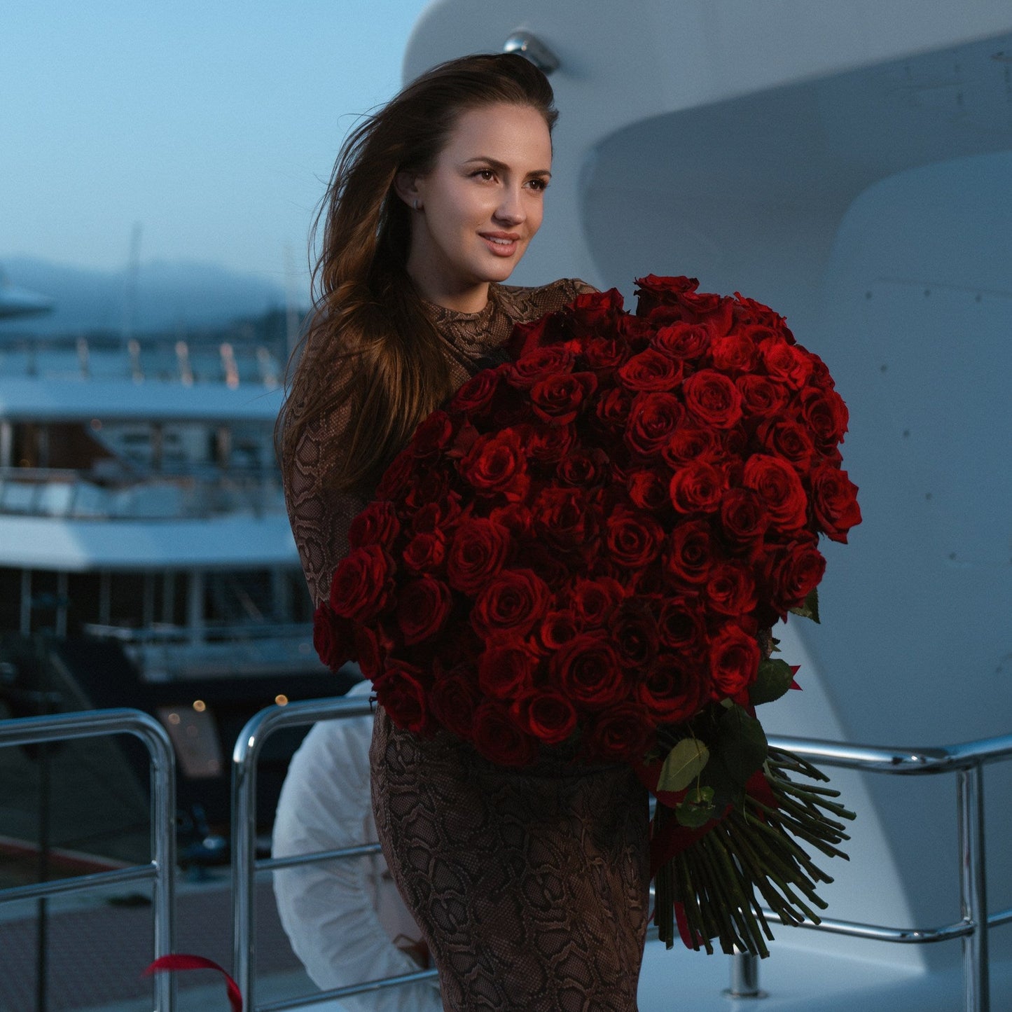 101 red rose delivery genoa Red Roses