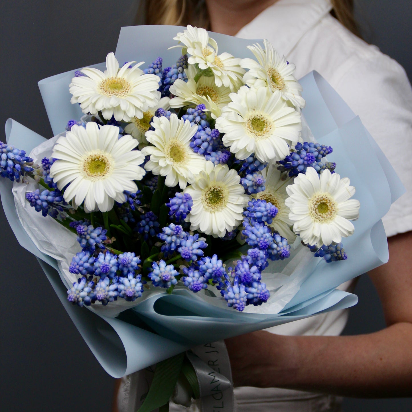 muscari and gerbera bouquet delivery genova