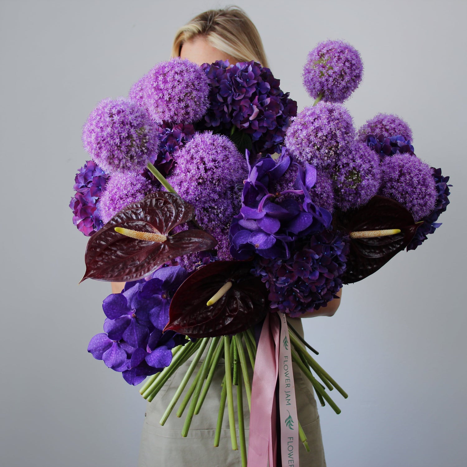 bif bouquet of flowers ready for delivery in Sanremo