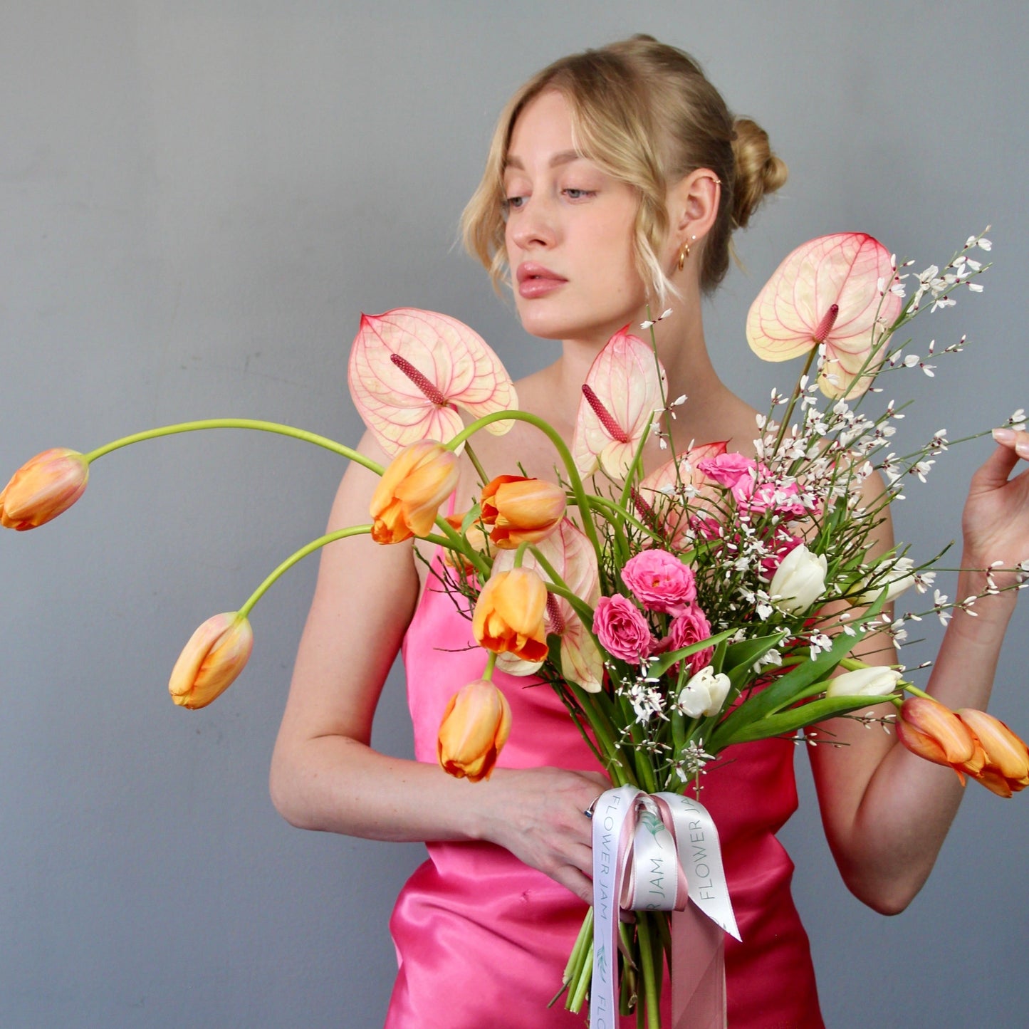 Pink dress blonde with fashion bridal bouquet