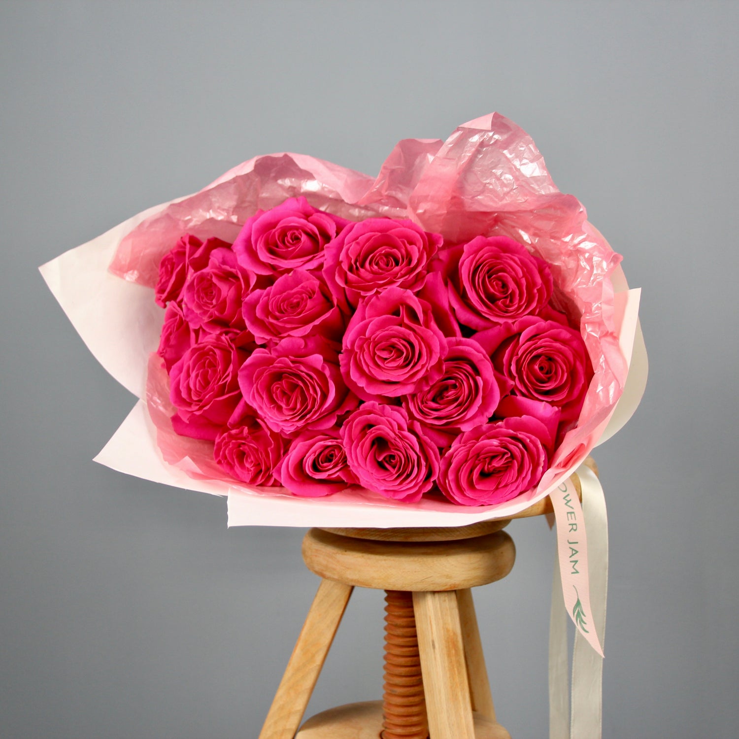 send flowers bouquet of roses Genoa