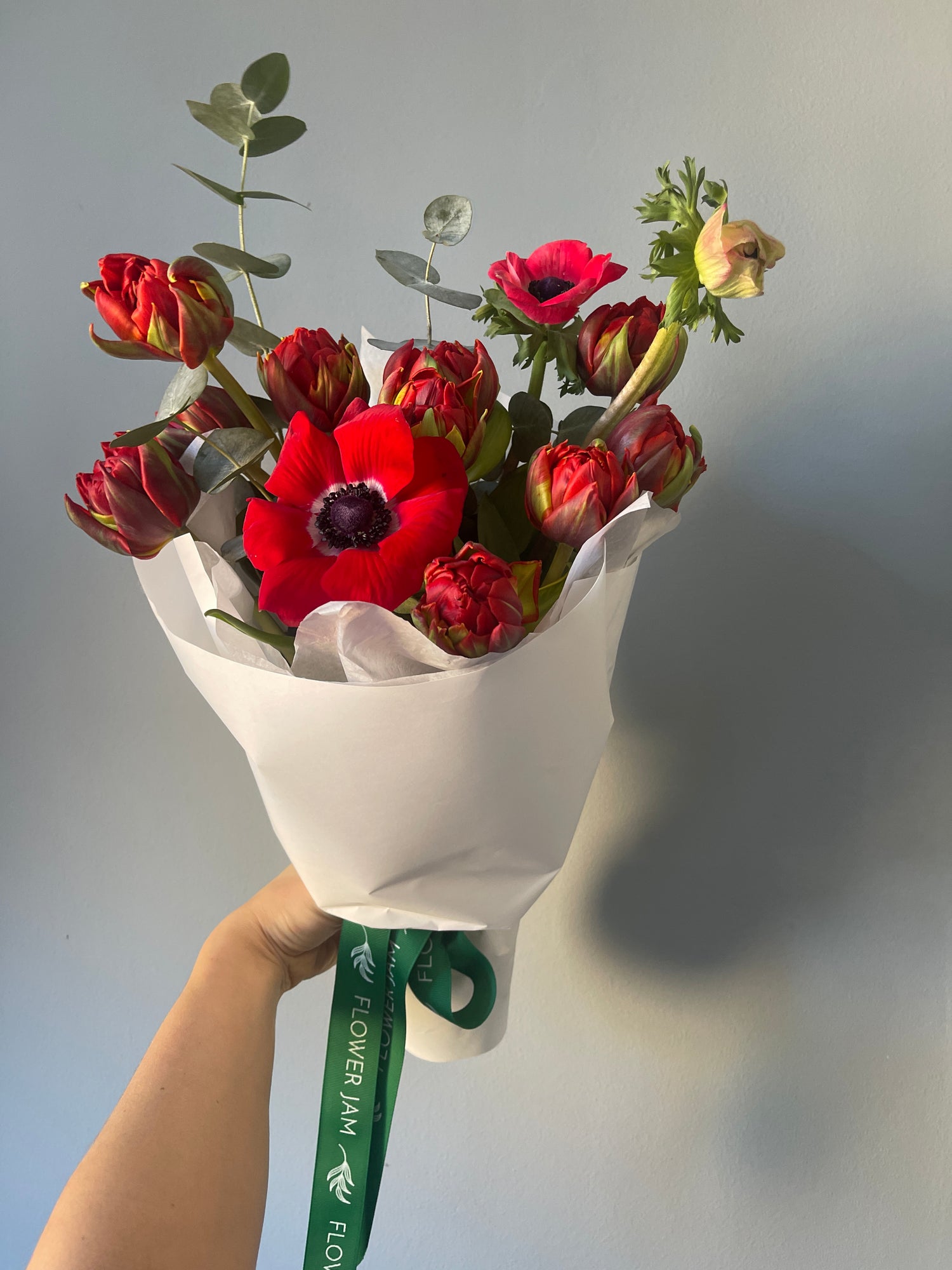 red bouquet delivery flowers in Genoa