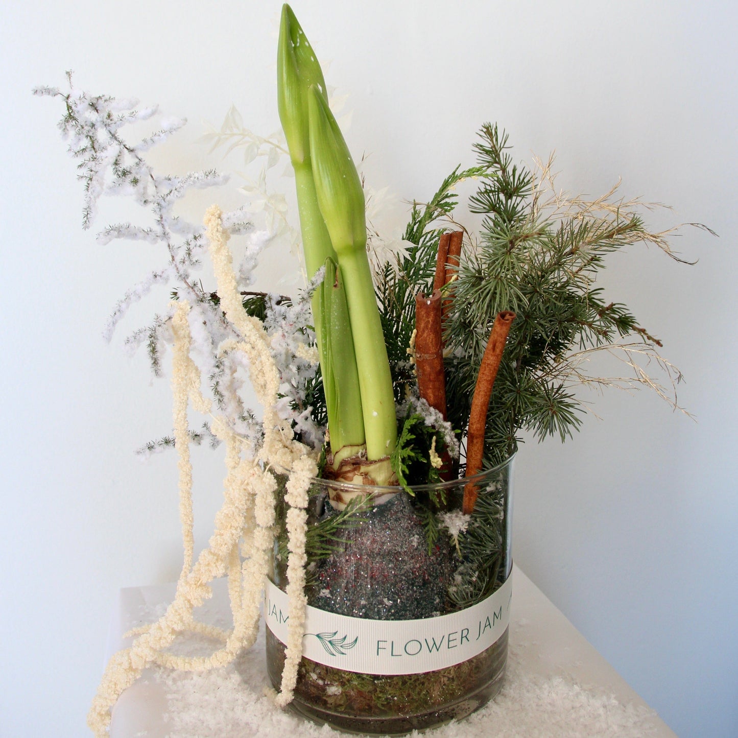 Decorative Christmas arrangement with cinnamon and a pine tree
 product_type
