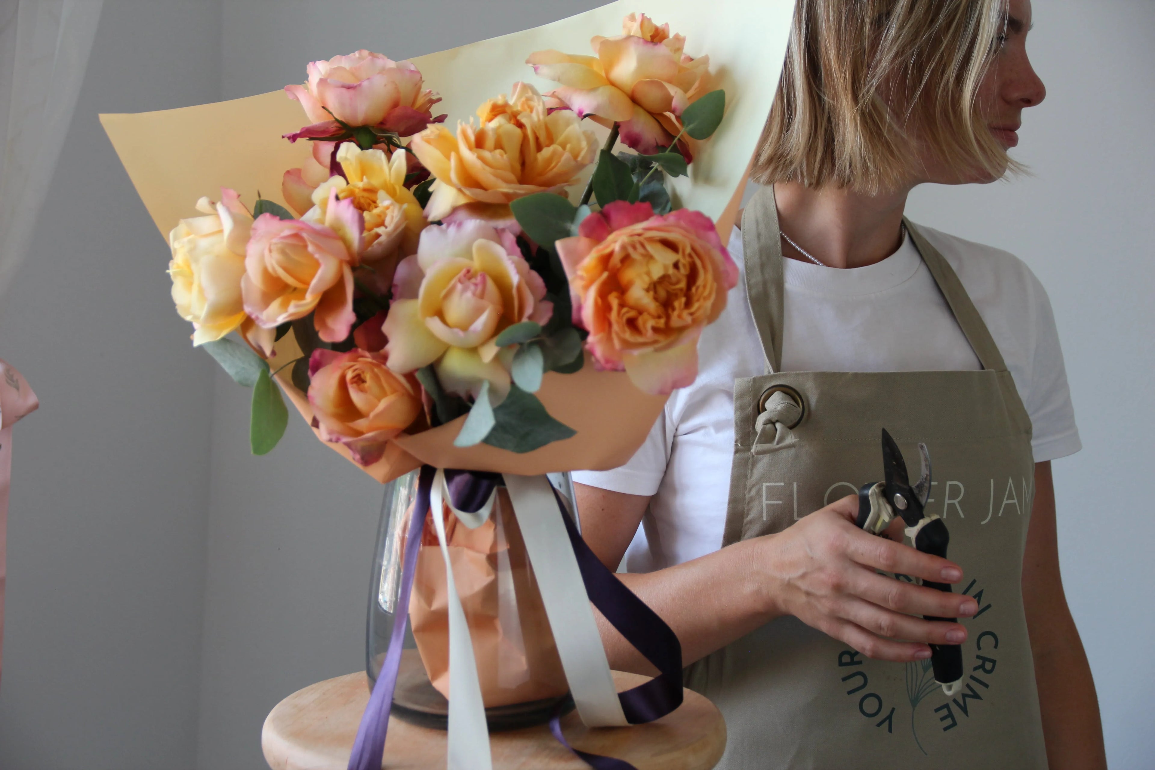 Girl holding a bouquet of flowers with at flower shop in Genova 