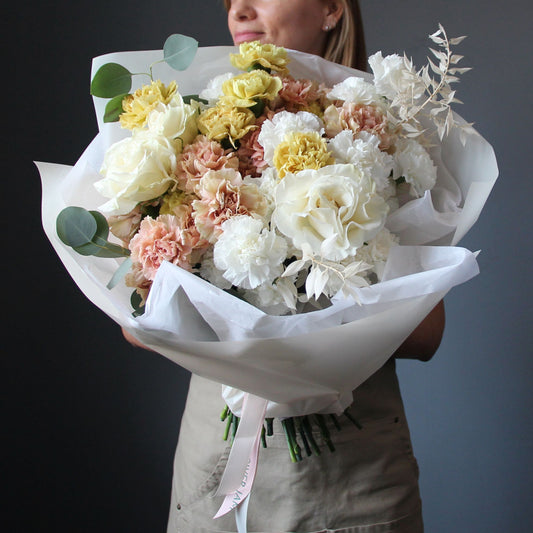 white dianthus mazzo Bouquet of dianthus