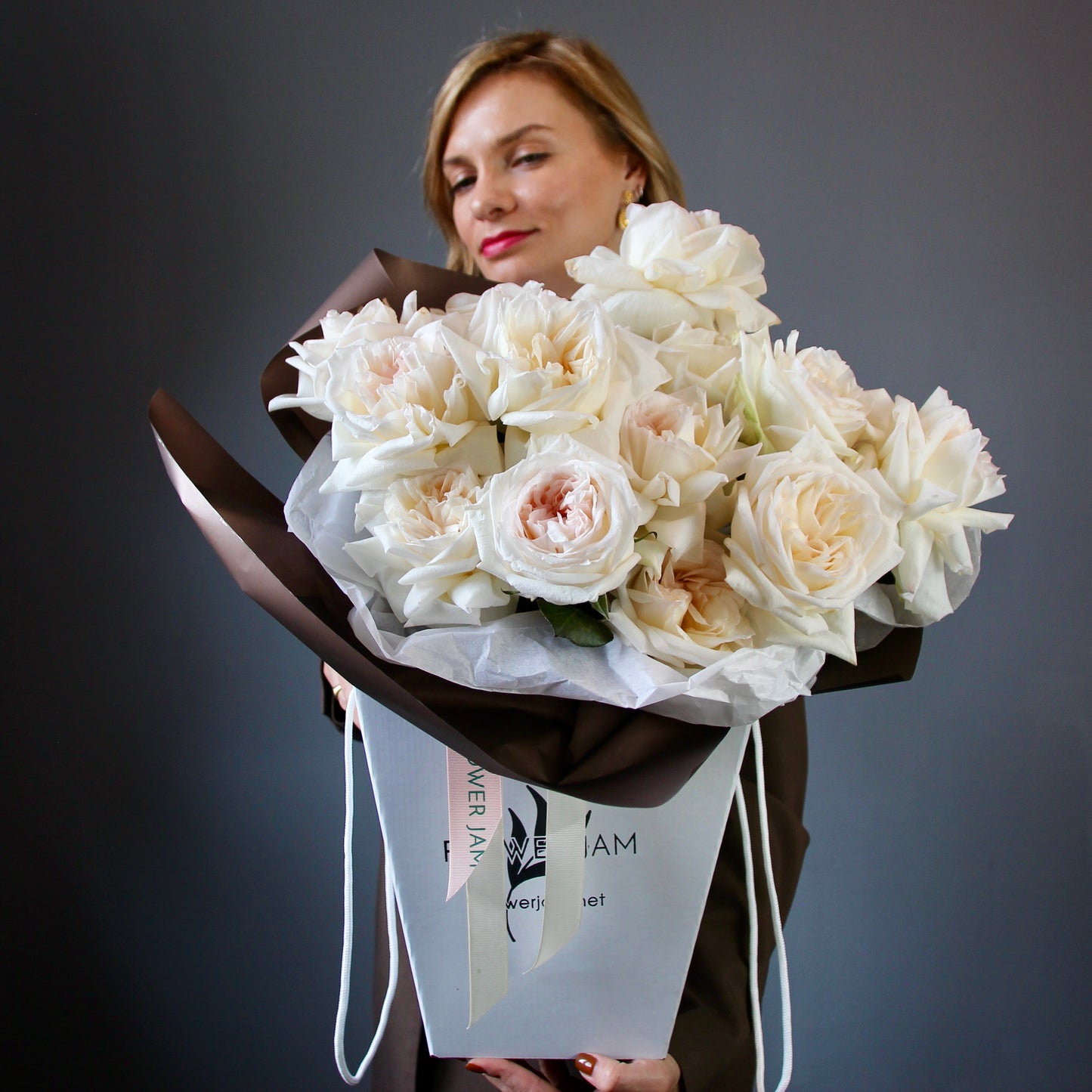 white roses bouquet delivery in Genoa