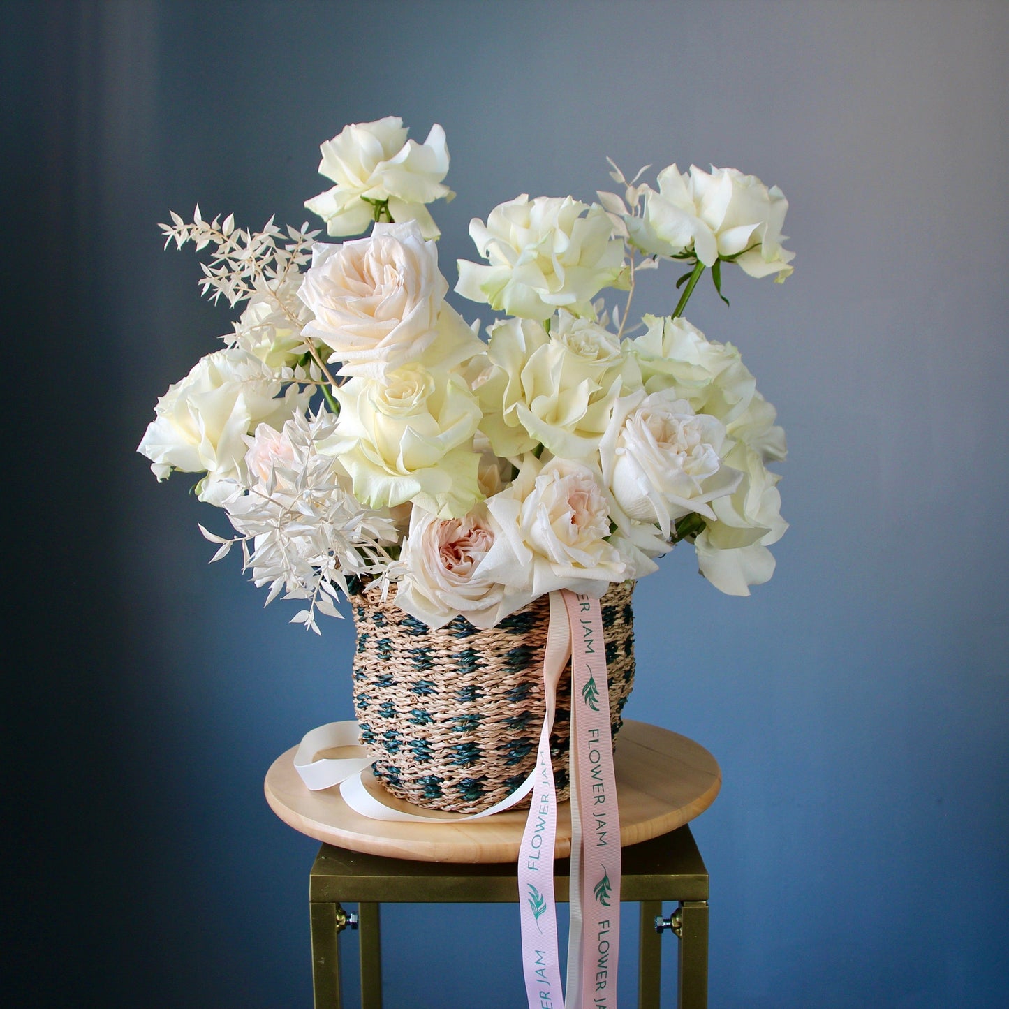 roses in the basket genova  FLOWERS IN A BOX