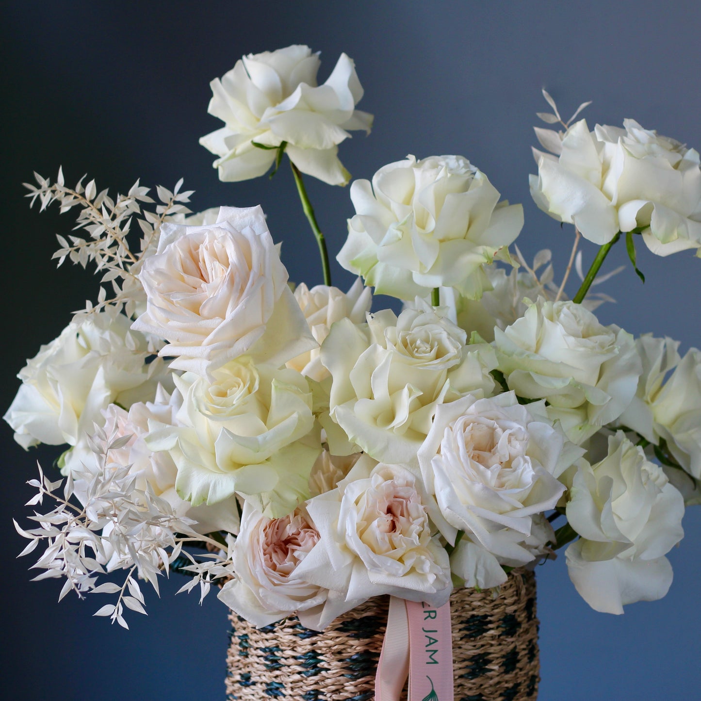 send white  roses in genova 