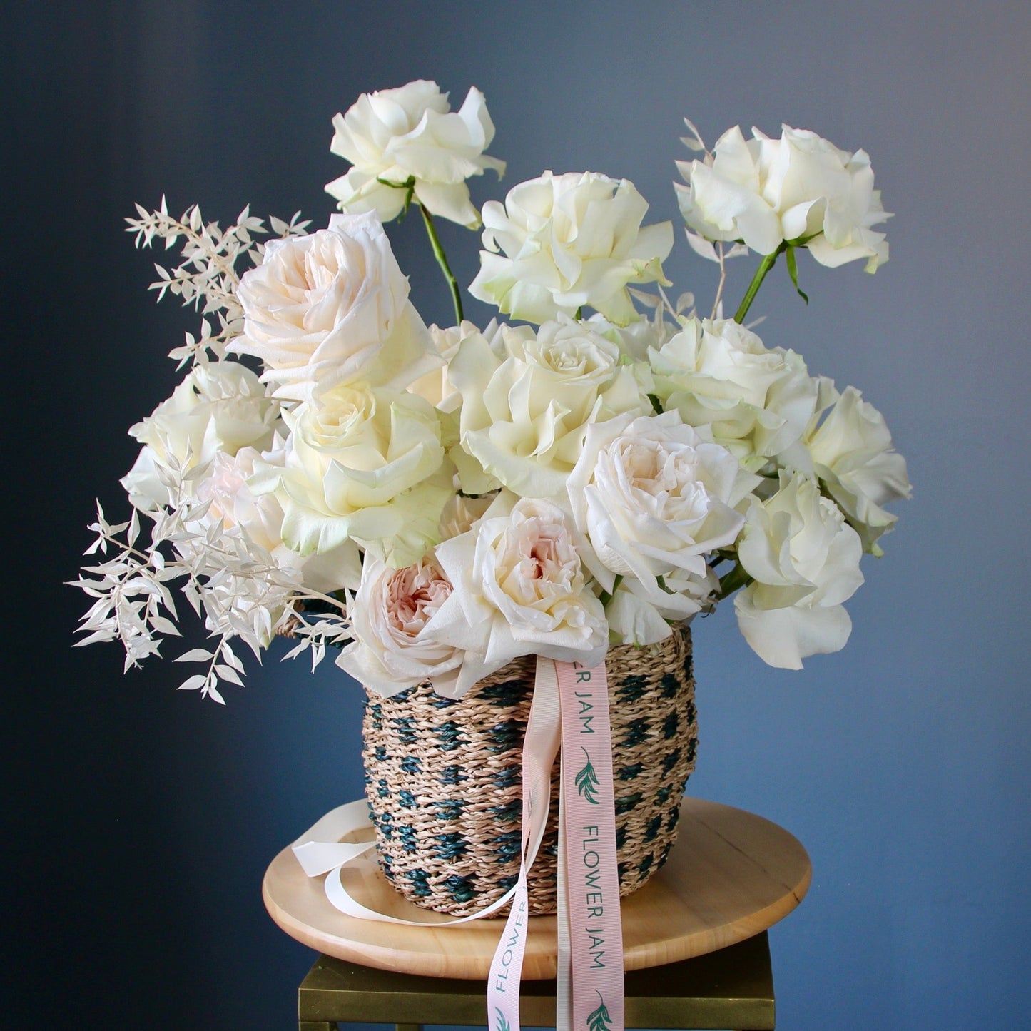 flowers in the basket delivery in genova FLOWERS IN A BOX