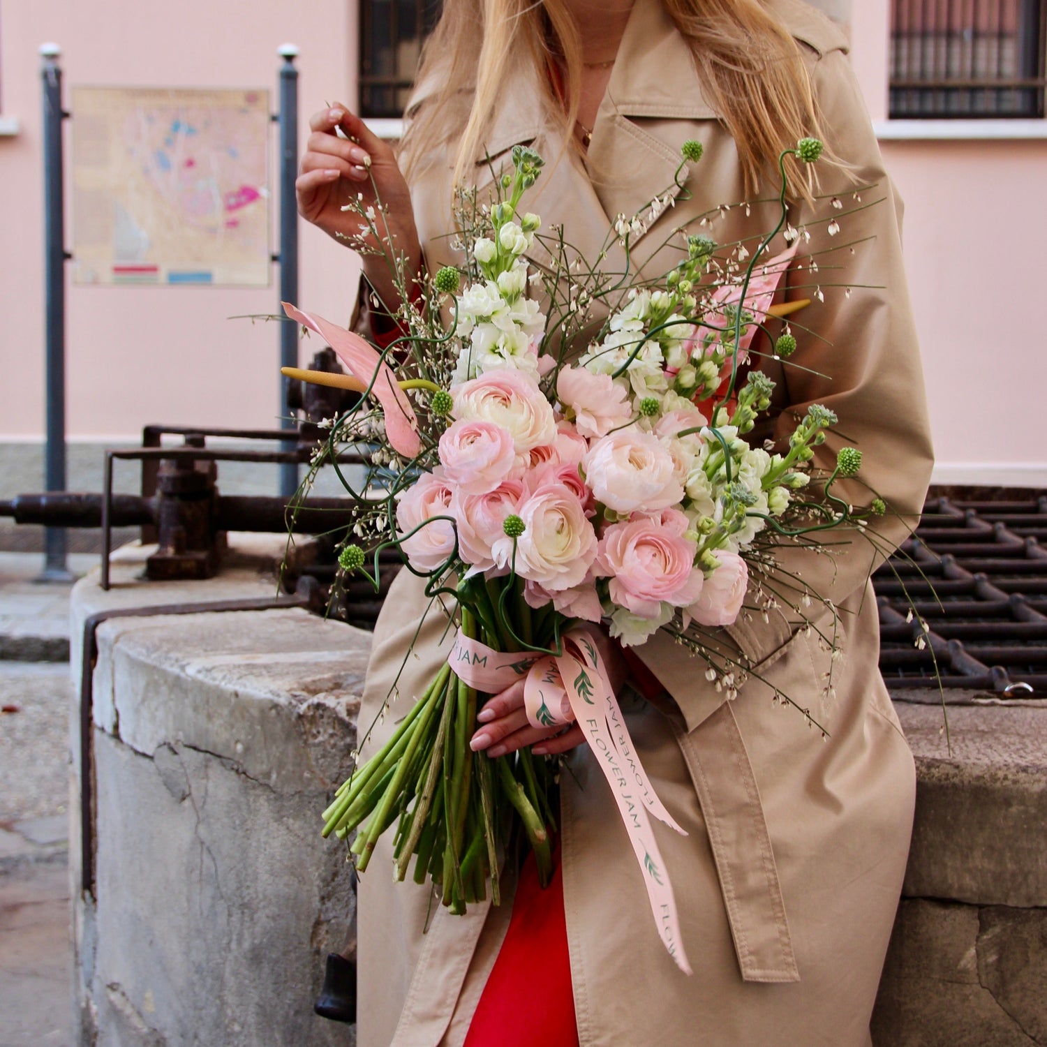 girl pink bouquet genova