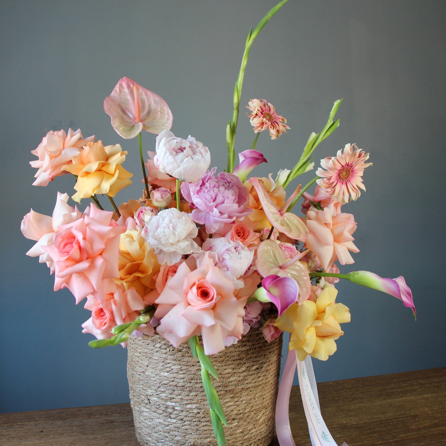 roses flowers delivery in genova Flowers in a basket