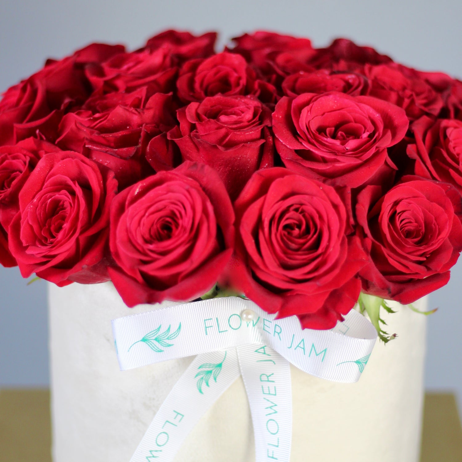 red roses in a box genova
