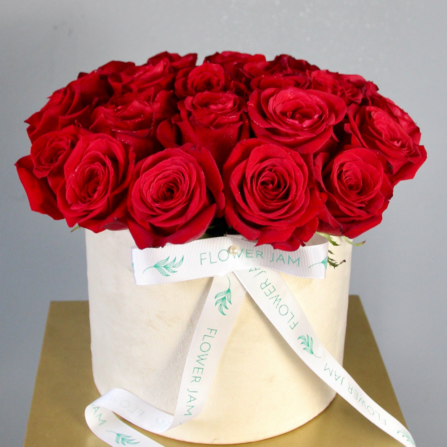 red roses in a box delivery genova