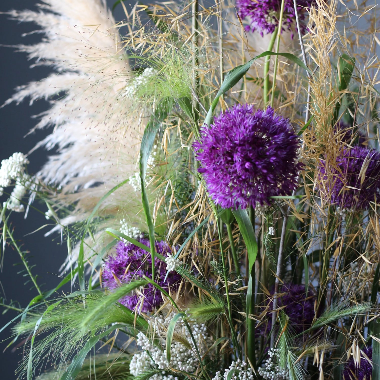 flower compoition out of alium and greenery