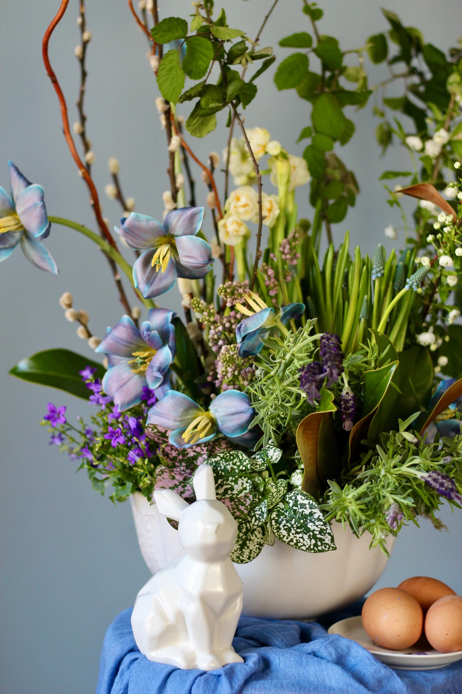interior arrangement Genoa Portofino Flower Composition wirh white ceramic bunny and eggs