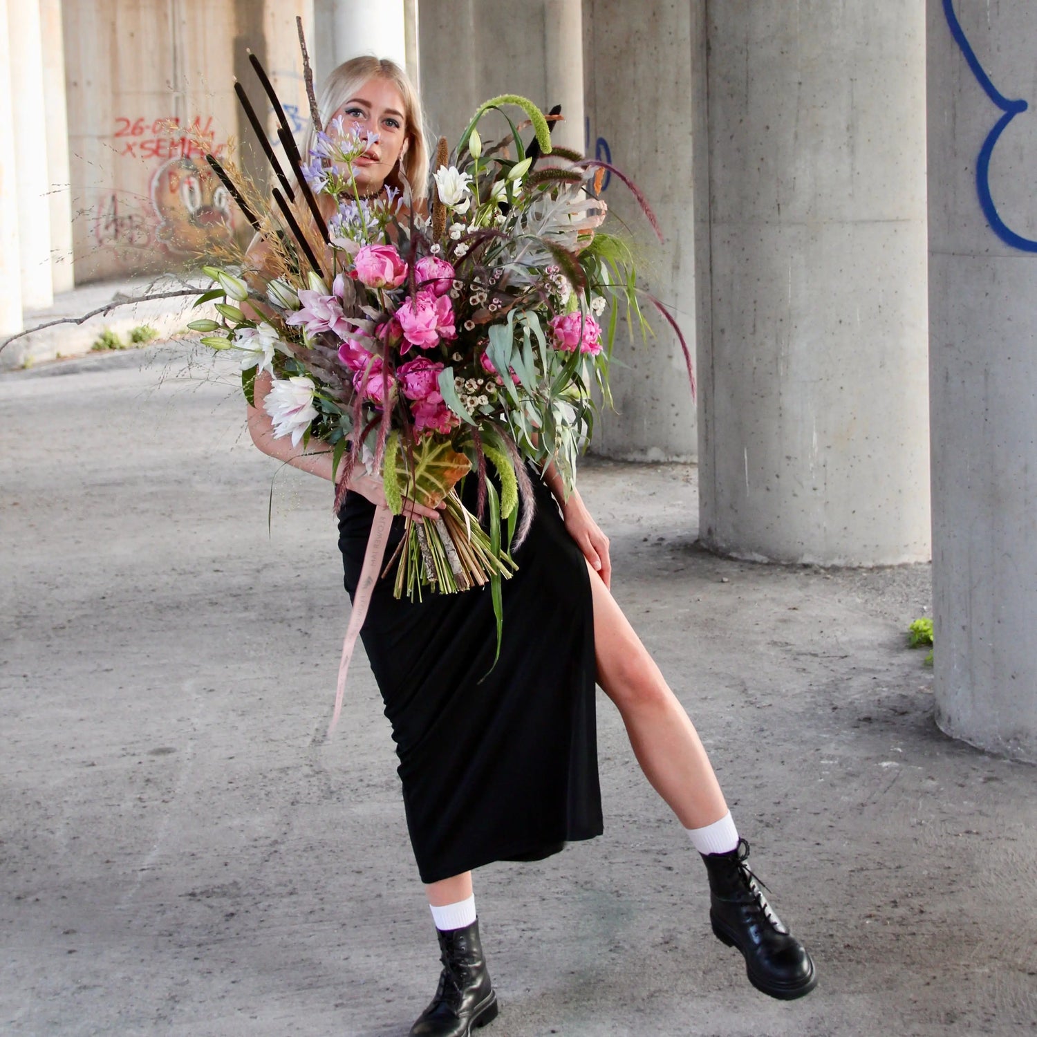 big bouquet with white an pink flowers with a lot of greenery