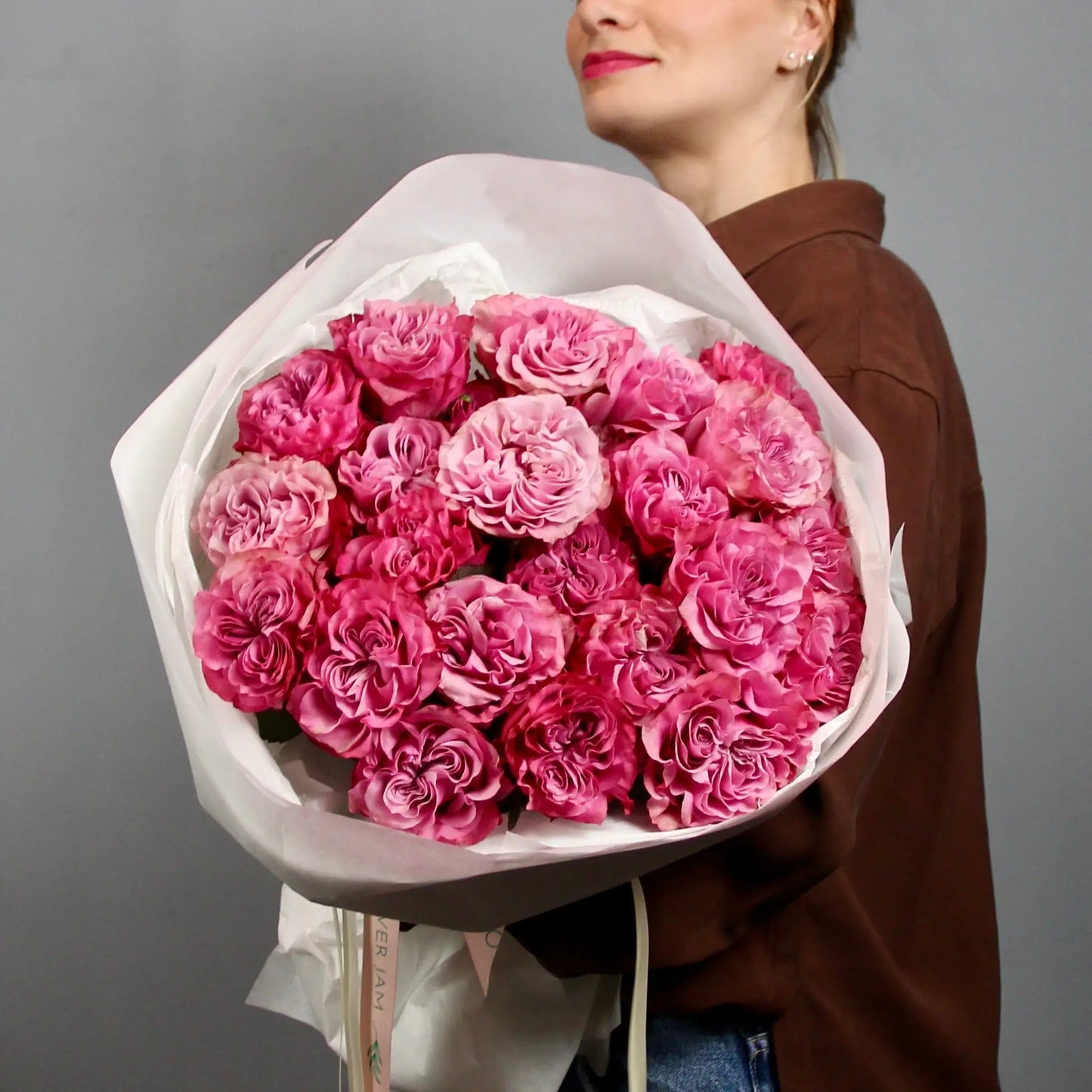 un bouquet di rose avvolte nella carta bianca